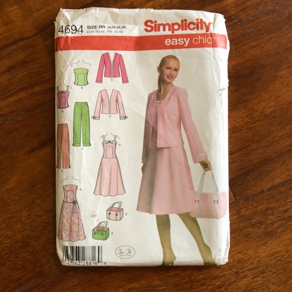 4 Dress Sewing Patterns Young Woman - Picture 11 of 13